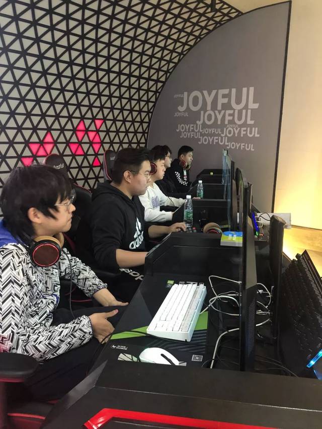 在赛场上举 在赛场上举